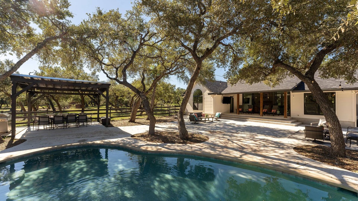 Austin House | Secluded Hill Country Luxury: Modern Vibes, Pool & 18 Miles to Austin