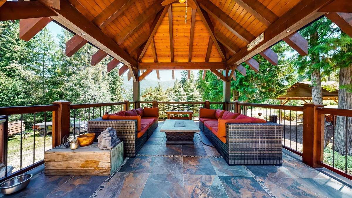 Christina Lake House | Secluded home with gazebo, BBQ & walking distance to beach
