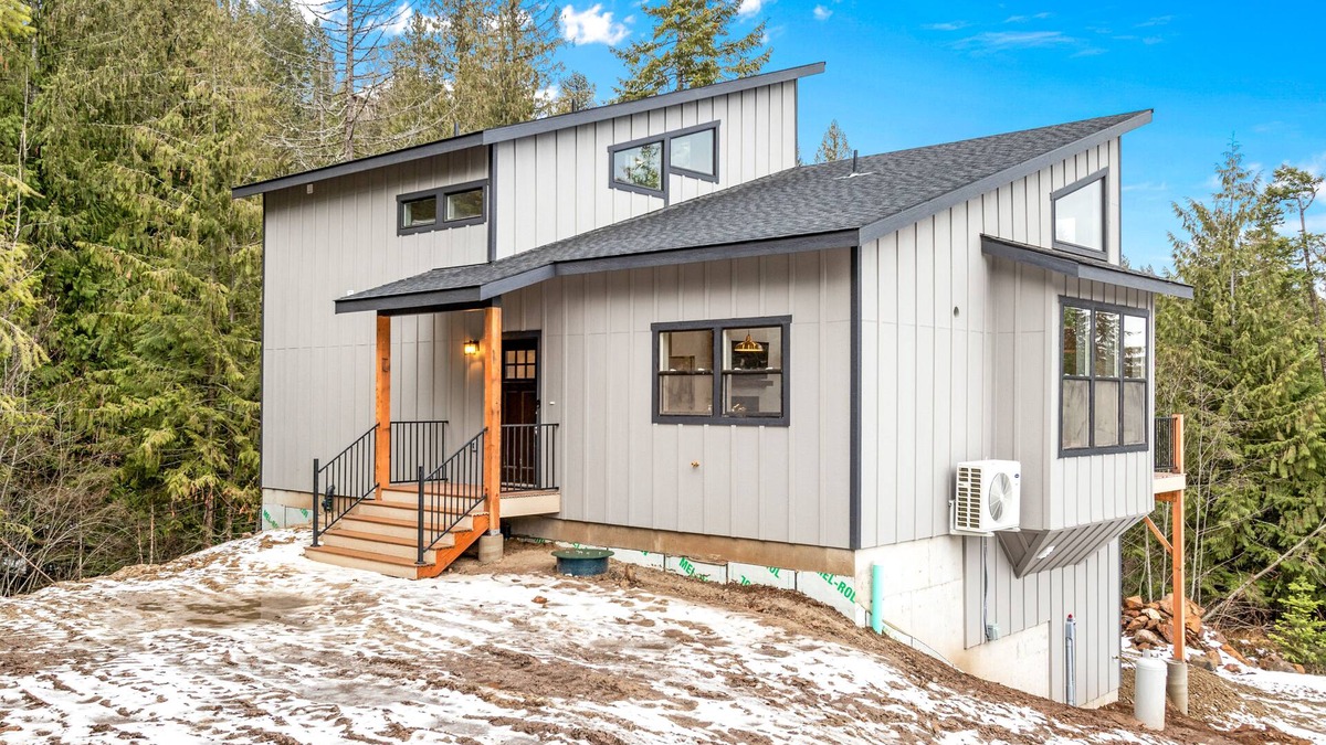 Sandpoint House | Secluded home with deck, grill, hot tub, fireplace, private beach, & W/D