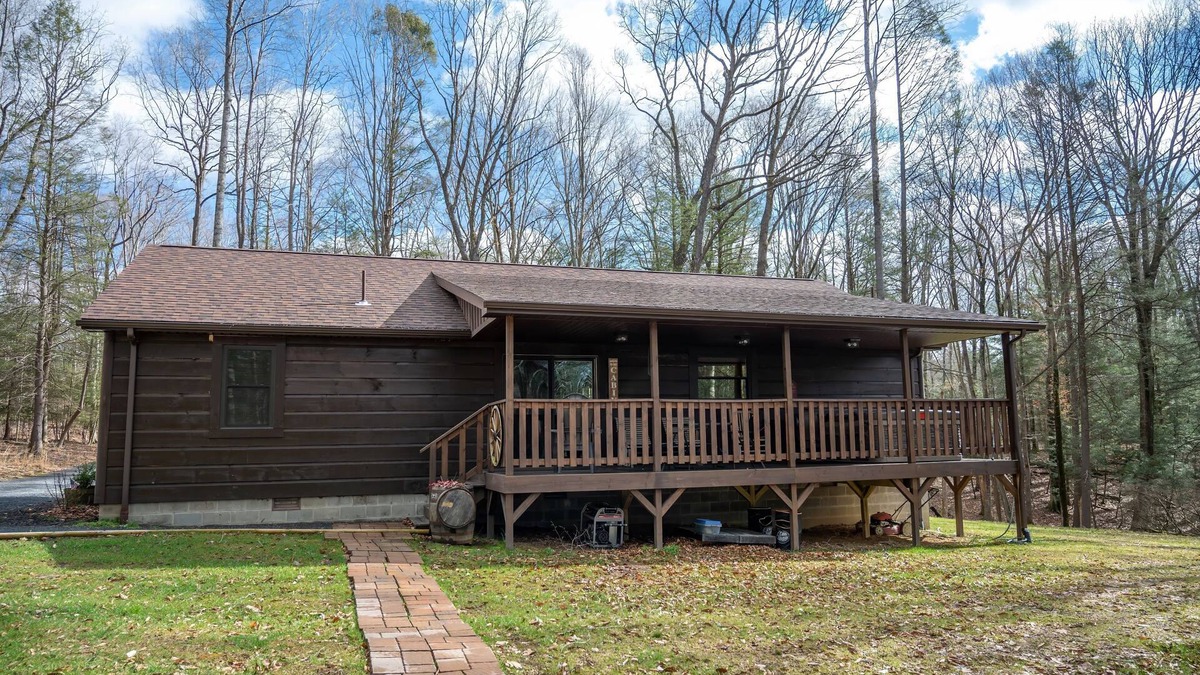 Mt Lookout House | Secluded-Hot Tub-Fire Pit-Fiber internet-Near the Gorge & Parks-Pet Friendly