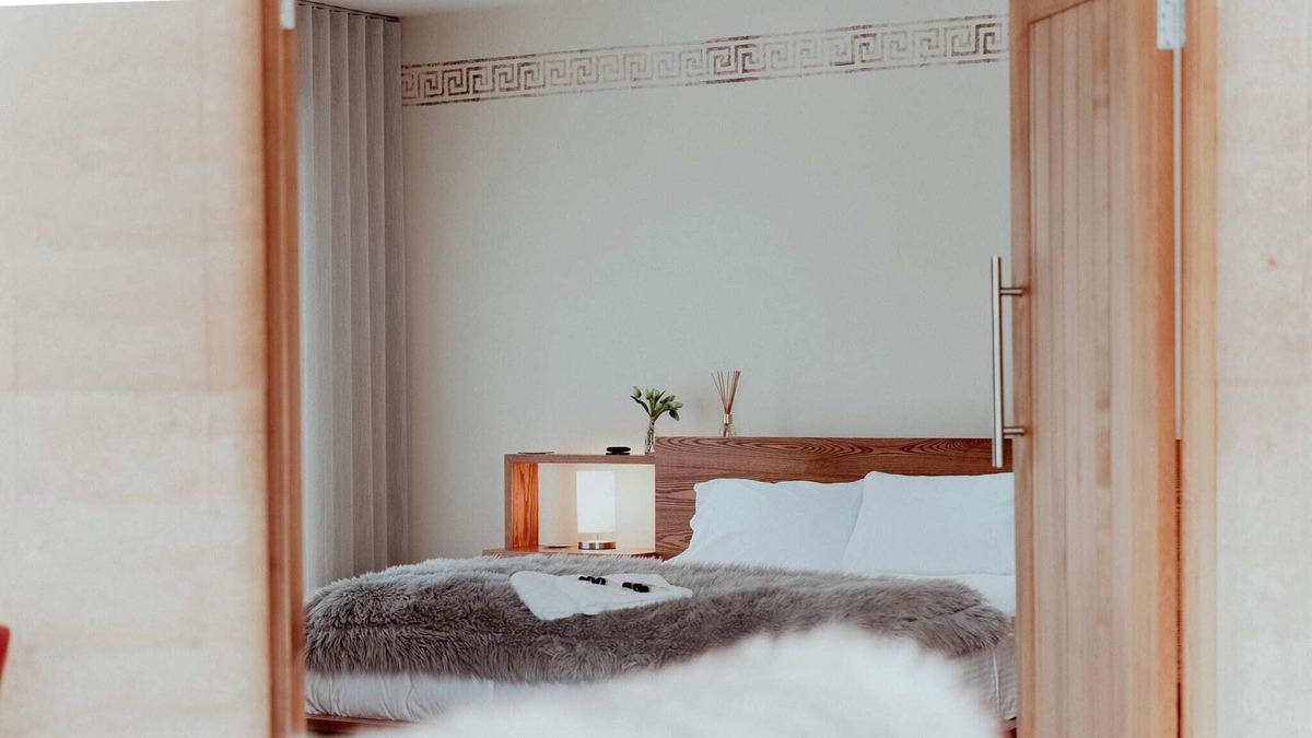 Sedgwick House | Secluded Inland Manor With A Pool