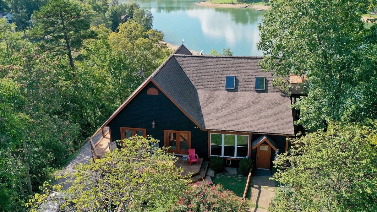 Dandridge Cabin | Secluded Lakefront Estate: Private Dock, Huge deck w/views, Kayaks, Hot Tub