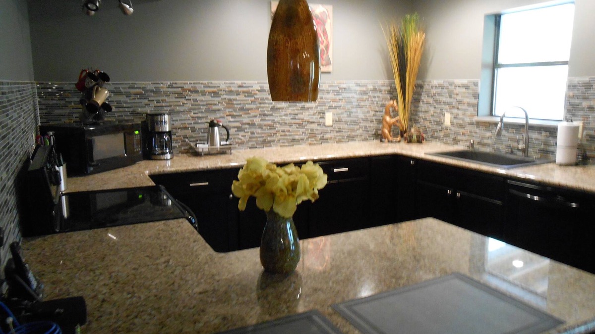 Edgemont House | Secluded lakefront estate sleeps 12 just steps from the water