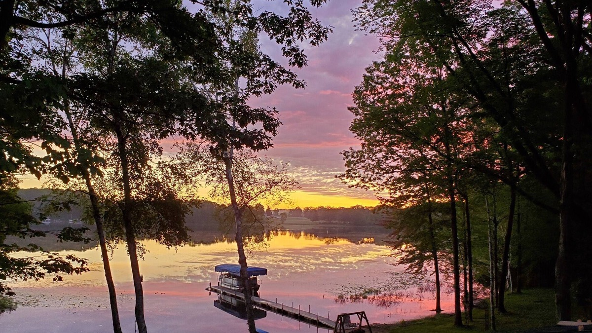 Big Rapids Cottage | Secluded Lakefront Log Home on 4 Acres With Sauna