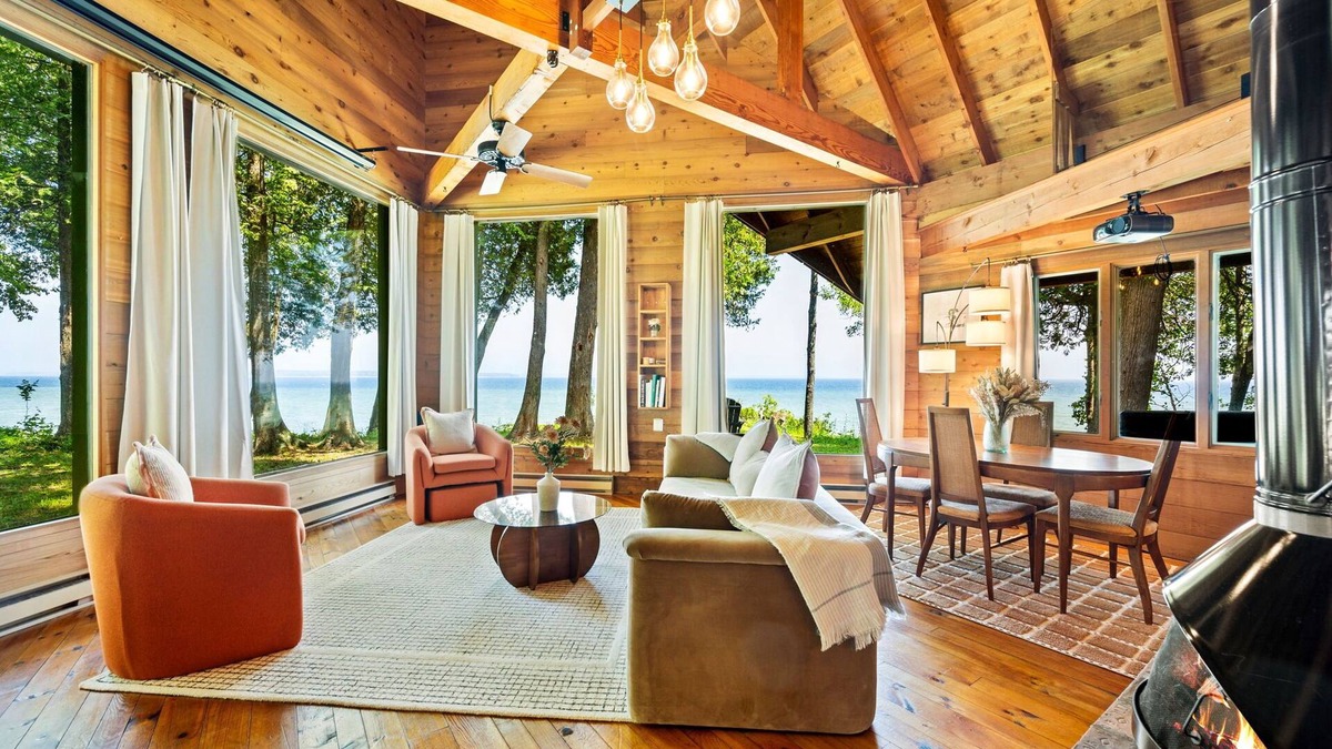 Gills Rock Cabin | Secluded, Lakeside Cottage on the Bluff