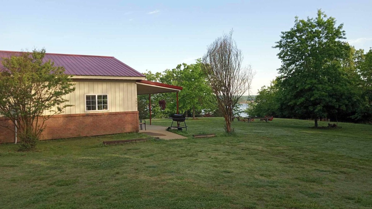 Yellville Cabin | Secluded Lodge on Bull Shoals Lake in Yellville AR. Great property w/boat dock!