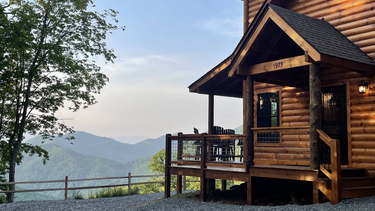 Bryson City Cabin | Secluded Luxury Cabin - Mountain Views, Fire Pit, Great Location! Sleeps 8.