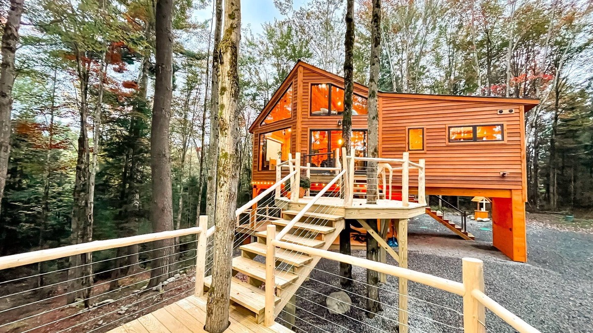 Newport Center Cabin | Secluded Luxury Treehouse - Hot Tub & Projector