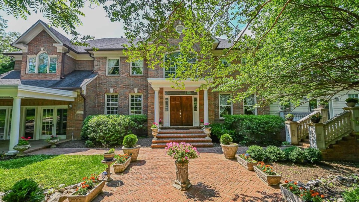 McLean House | Secluded mansion on 2 acres