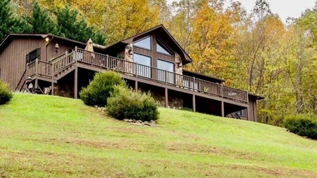 Moravian Falls Cabin | Secluded Mountain Top Cabin | Fire Pit | Fireplace