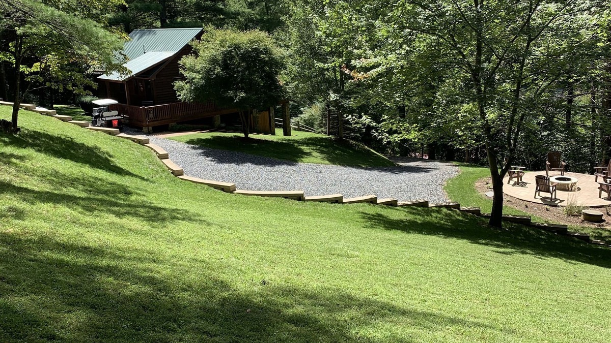 Lansing House | Secluded Mountain Home Nestled in a Private River Community, Wi-Fi, Fire Pit,