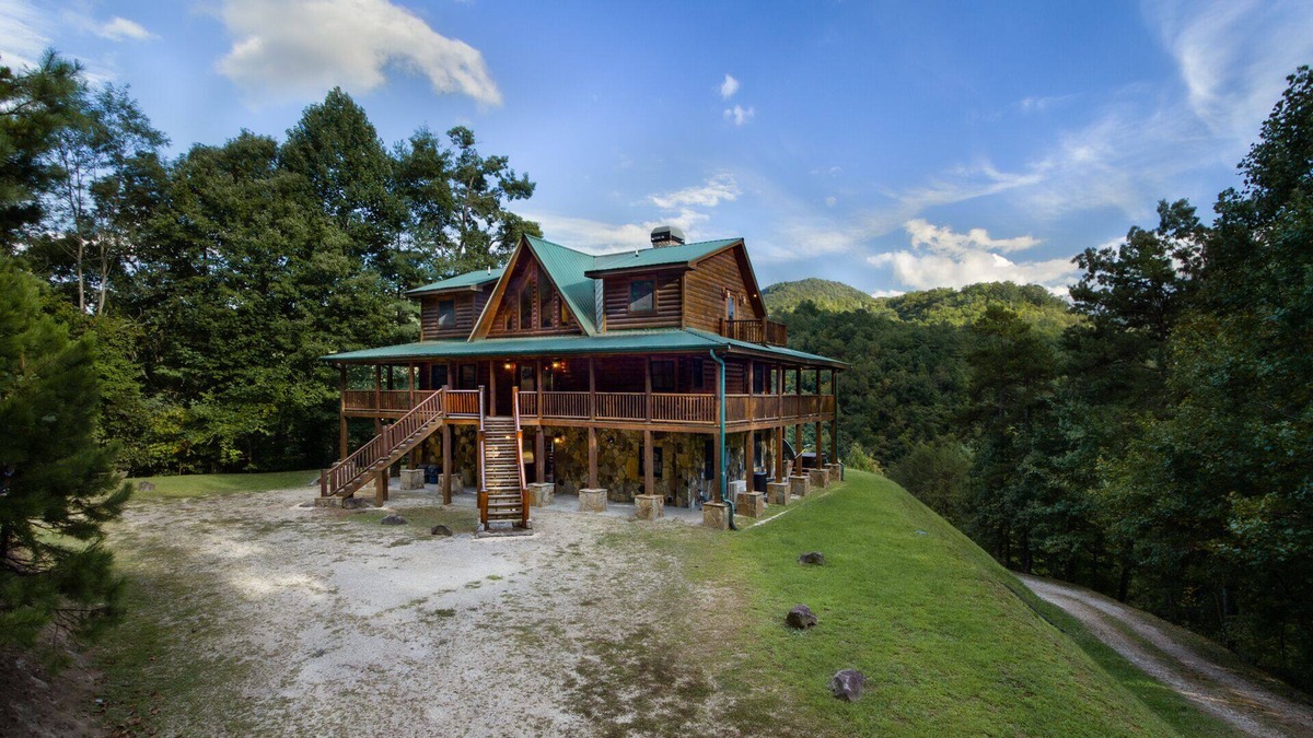 Fontana Dam Cabin | Secluded Mountain Lodge with private dock on a picturesque lake