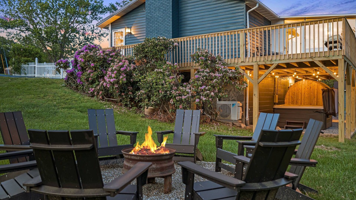 Alexander House | Secluded Oasis: 15 Min to DT, Hot Tub, Sauna, GameRoom, FirePit, Dogs Welcome!