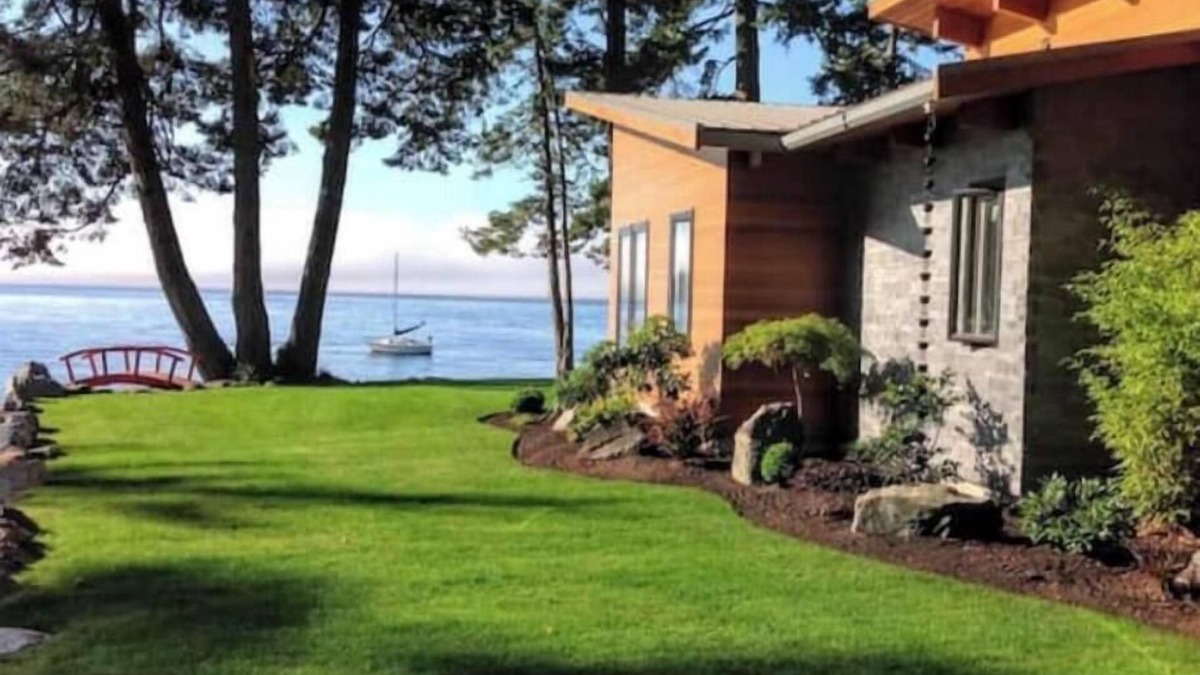 Sooke House | Secluded, peaceful, ocean front home. Close to all amenities/outdoor activities.