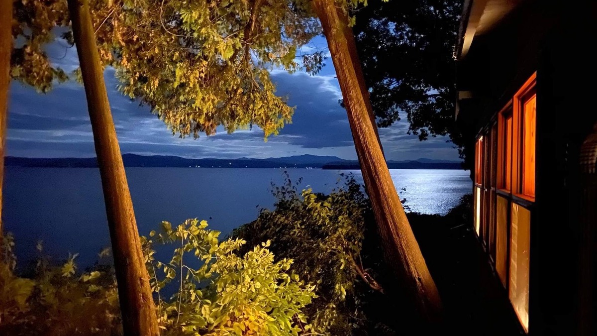 South Hero Cottage | Secluded & Private Lakefront Cottage–Awesome Views–Peace & Quiet