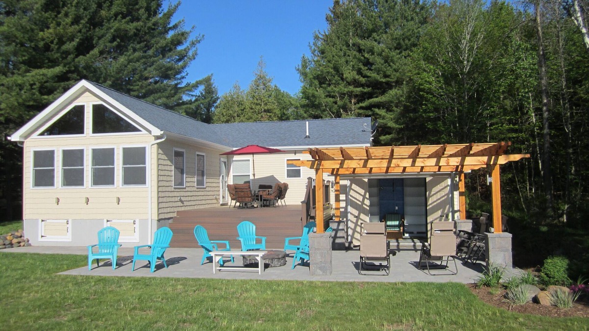 Harbor Beach Cottage | Secluded/Quiet Renovated Lakefront Cottage For Families/No Large Groups,Sleep 10