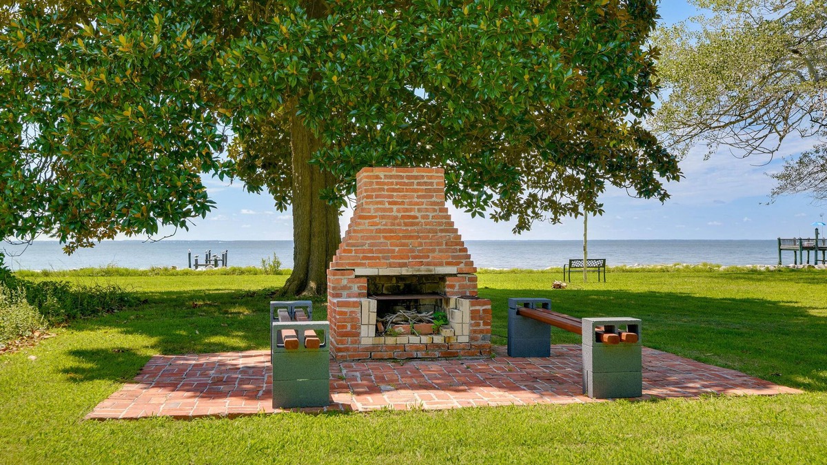 Point Lookout House | Secluded River Front Cottage