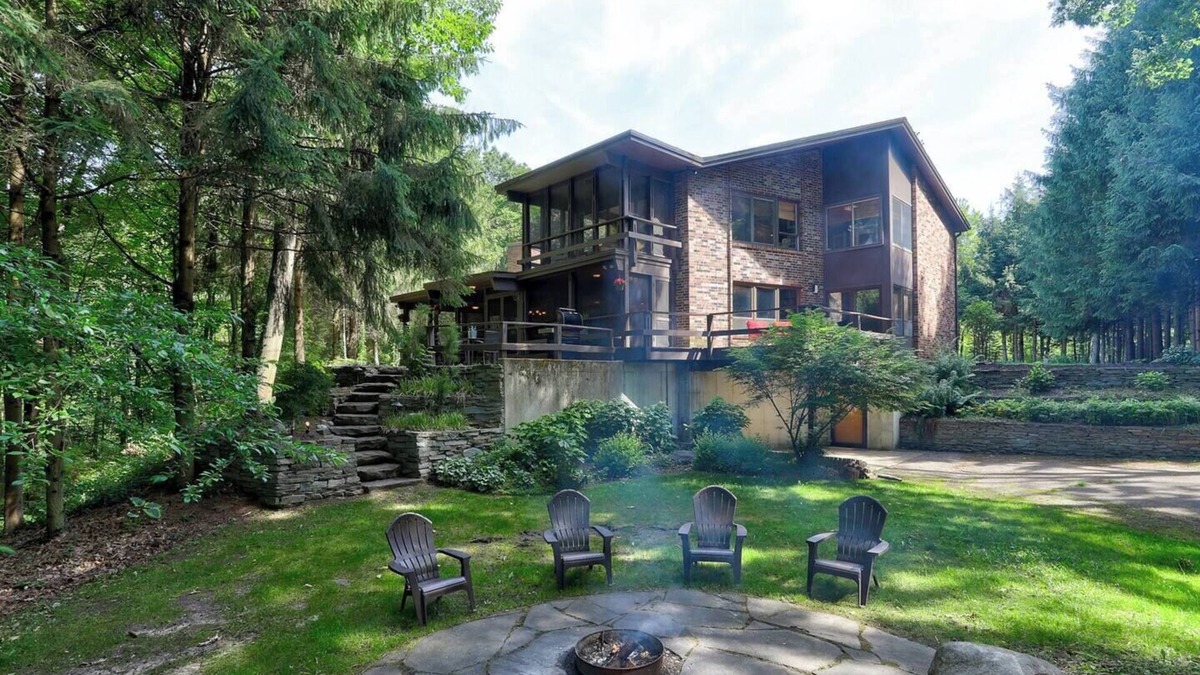 Pullman House | Secluded Riverfront Getaway
