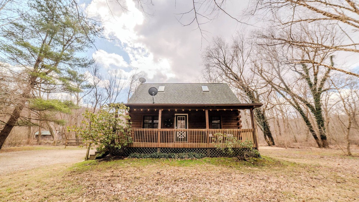 Rockbridge Cabin | Secluded Romantic Escape with Creek View/Hot Tub/Fire Pit/Heart of Hocking Hills
