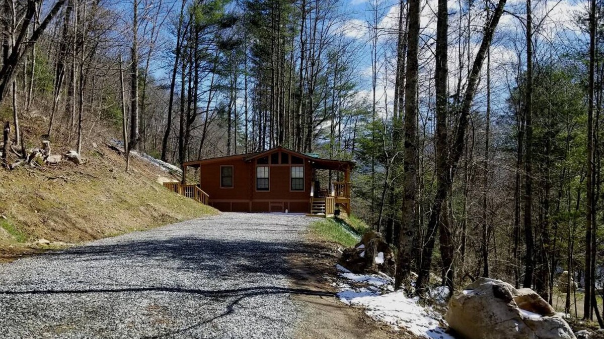 Hot Springs Cabin | Secluded Romantic Cabin with Hot Tub and Pet Friendly