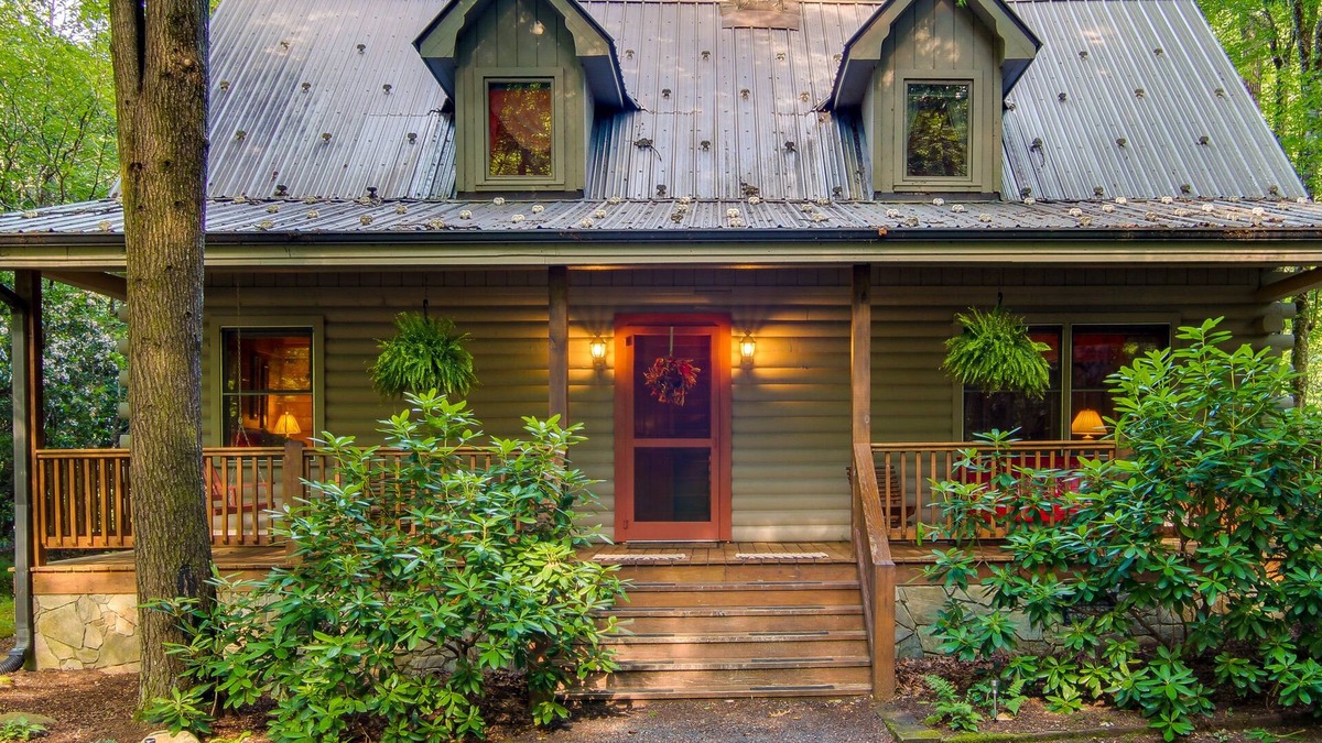 Burnsville Cottage | Secluded & Rustic Cabin on South Toe River!