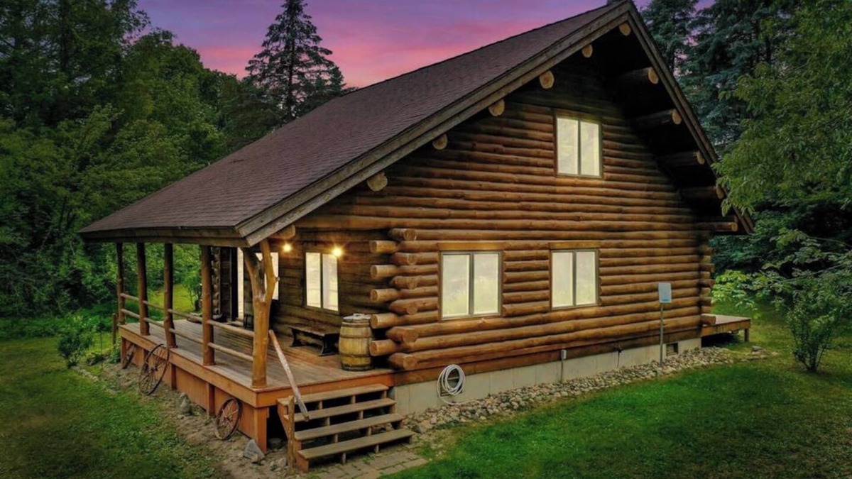 Evart Cabin | Secluded | Sauna, Fire Pit & 20 Acres of Trails