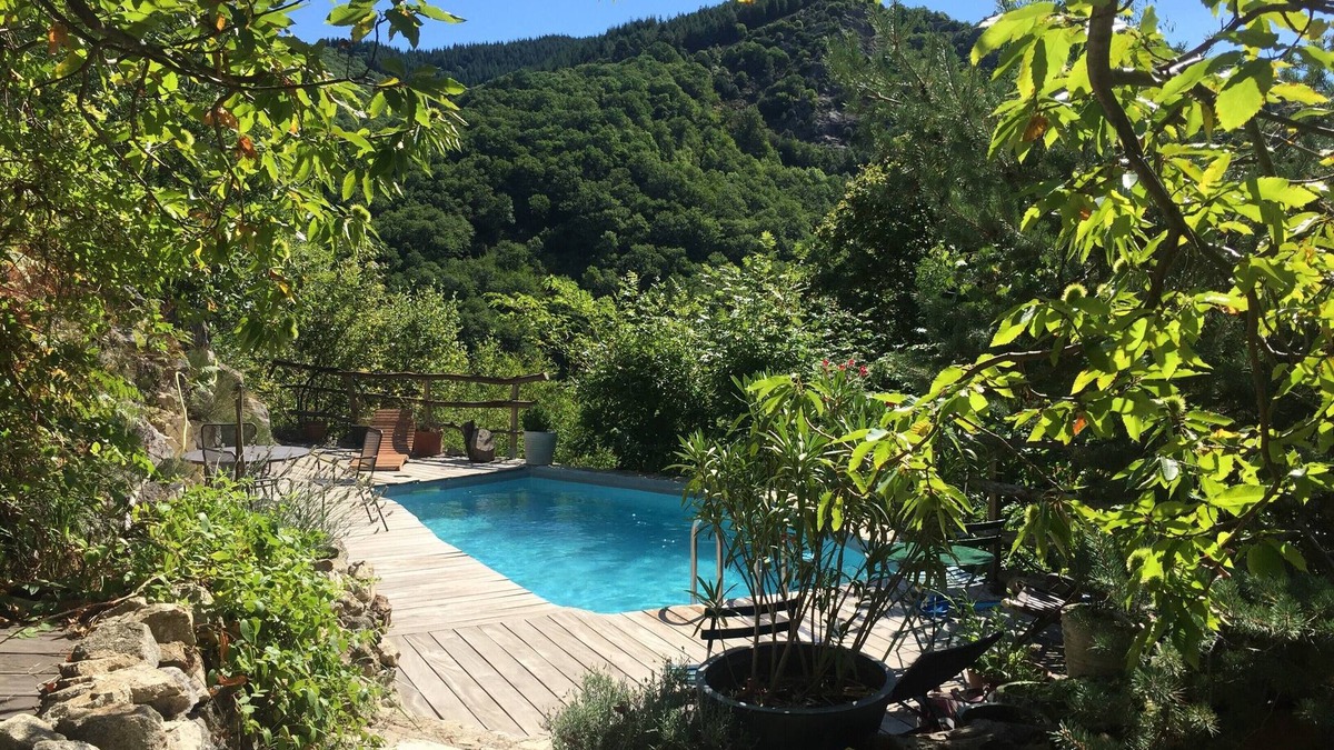 Juvinas House | Secluded stone house on the banks of a stream with swimming pool