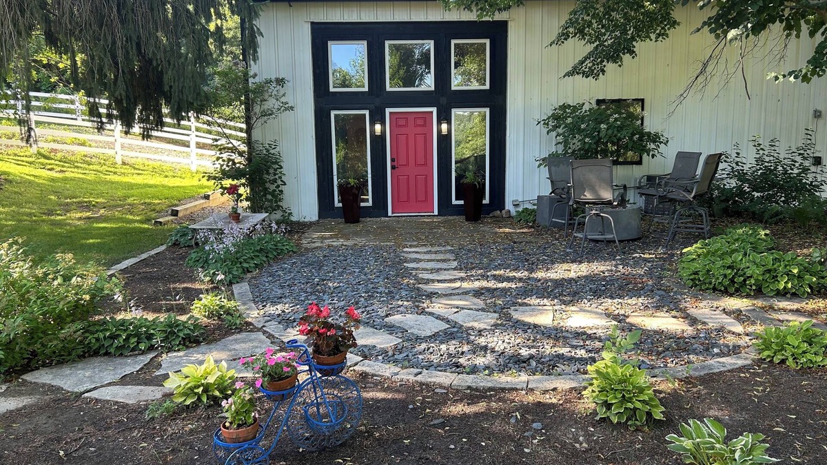 Iowa City Apartment | Secluded studio getaway- only 4 miles from Downtown Iowa City