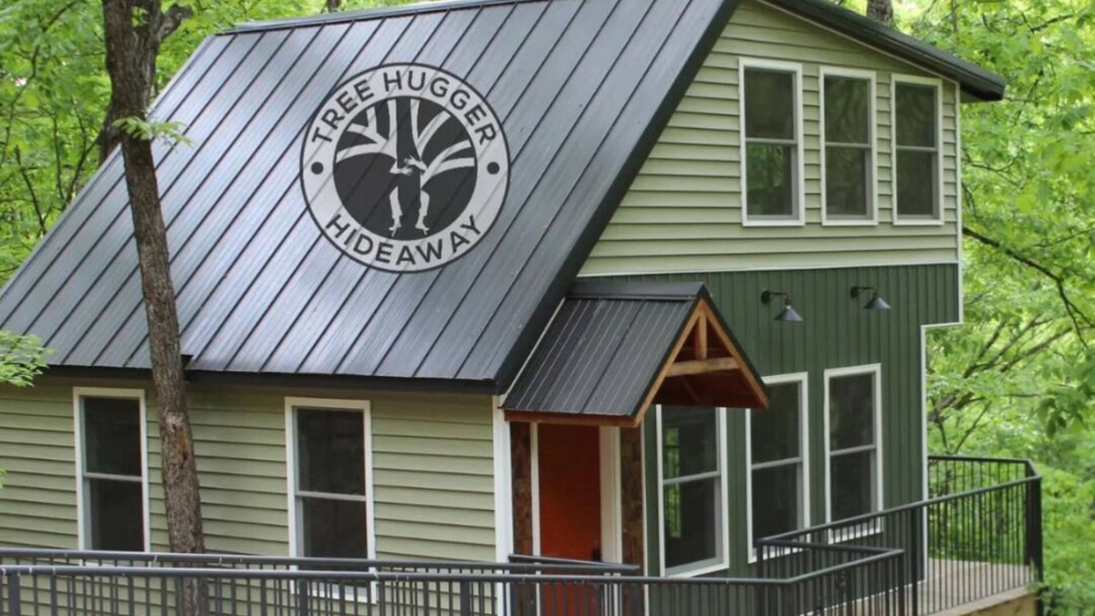 Branson Cabin | Secluded Treehouse in the Woods 10 minutes to Landing & SDC!