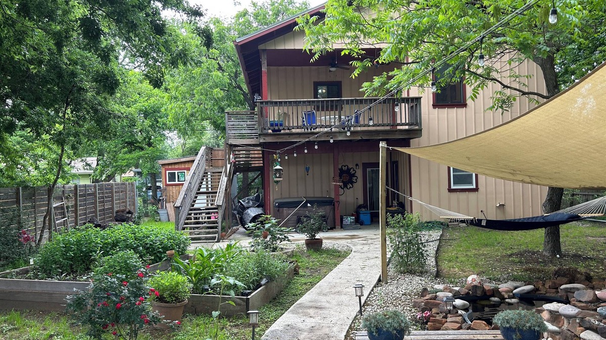 Highland Apartment | Secluded treehouse studio in vibrant Austin 5 miles to downtown or 3 miles to UT