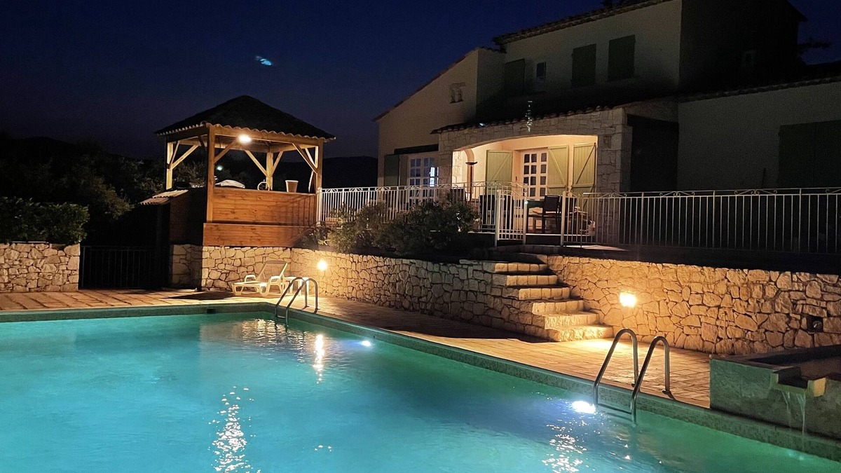 Saint-Laurent-du-Var Villa | Secluded villa with sea view and large swimming pool