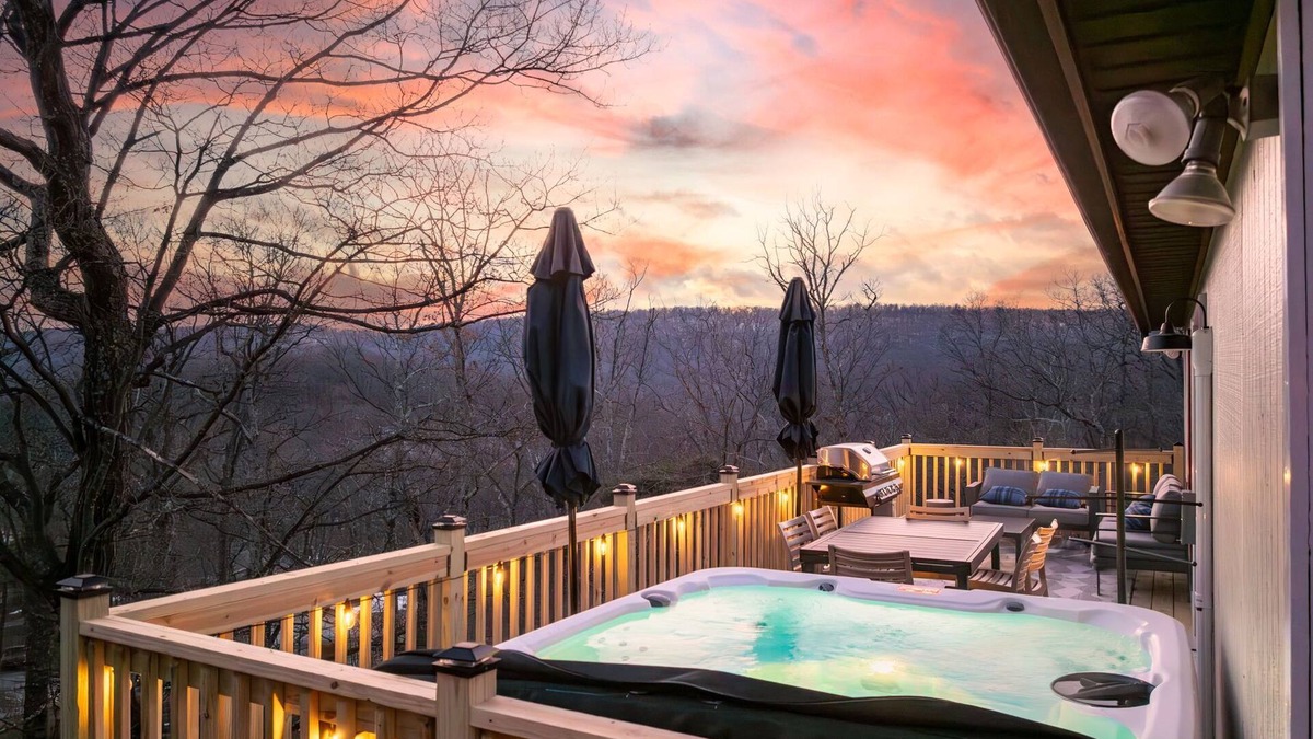 Sleepy Hollow Cabin | Secluded WV Retreat Hot Tub, Fire Pit & Kayaks