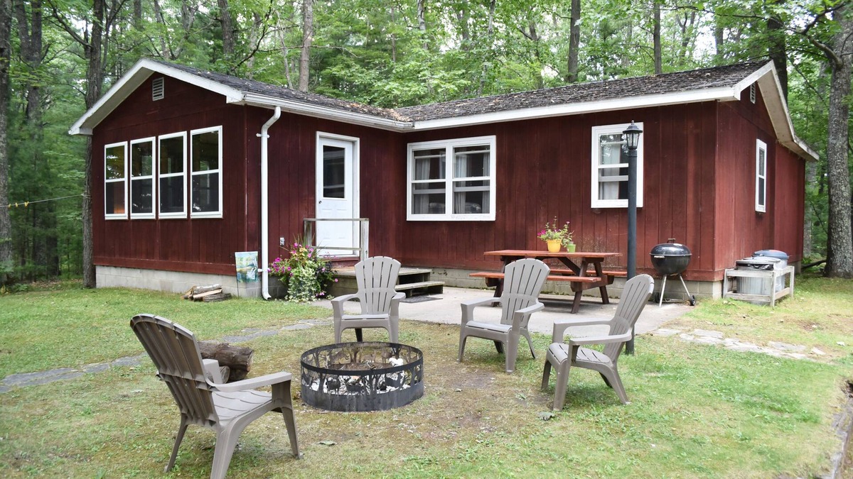 Rhinelander Cabin | Seclusion, water, and sand await your family.