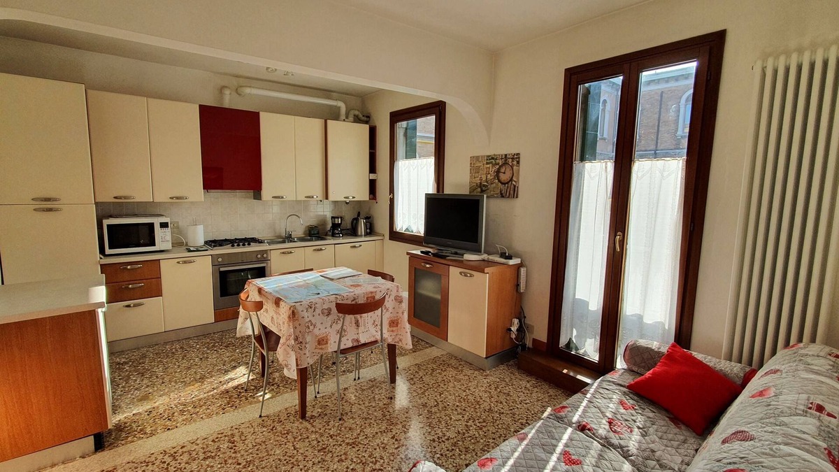 Cannaregio Apartment | Second floor apartment with balcony and canal view IT027042C23ZLO5K7X