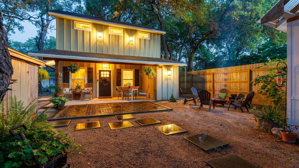 Gruene Apartment | Second Floor of River Haven Guest House w/Hot Tub by Gruene!