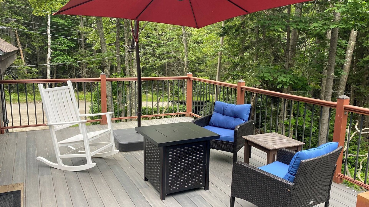 Harpswell Apartment | Second floor space with modern conveniences & artistic charm.