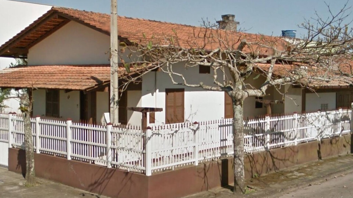 Meia Praia House | Second house down the street - 20 meters from the beach