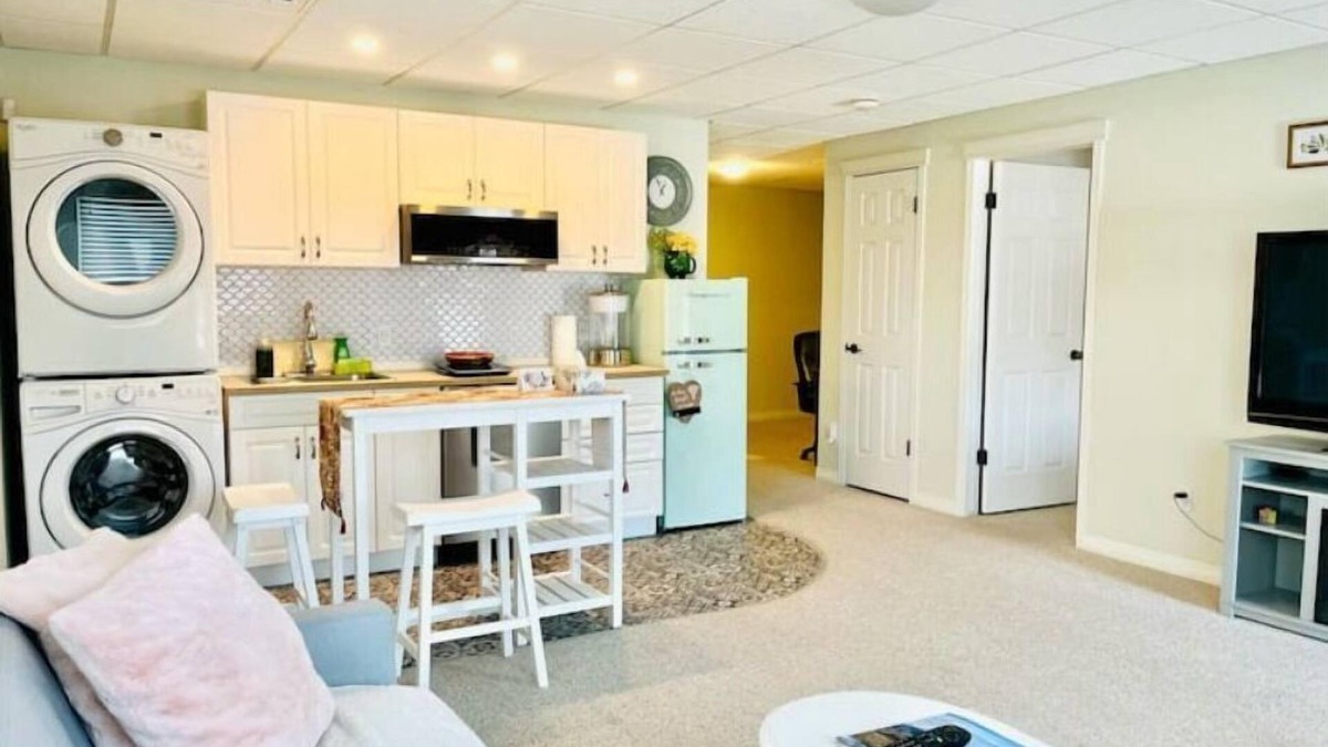 Medicine Hat House | Secret Garden 1 bedroom suite with parking