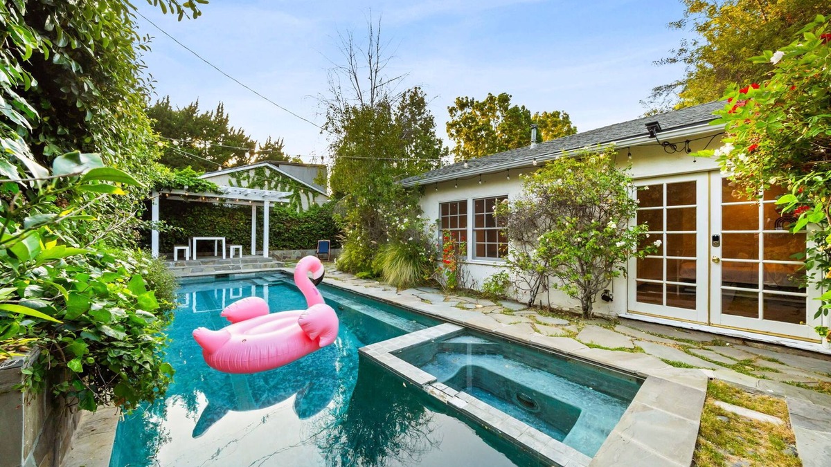 Sherman Oaks House | Secret Garden Cottage in LA: Natural Stone Heated Pool/Spa, al fresco dining