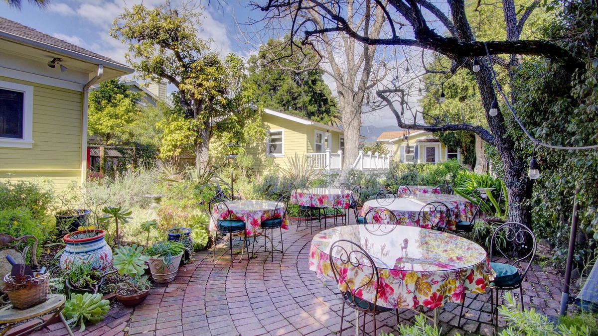 Oak Park Bed & Breakfast | Secret Garden Inn and Cottages