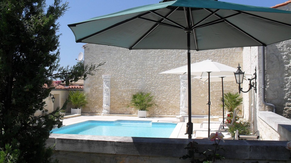 Beurlay House | SECULAR RELAYS AND PARK, SWIMMING POOL, near the ISLANDS