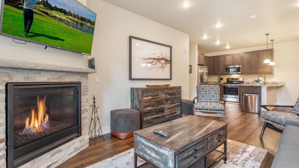 Dillon Condo | See Fall Colors on a Short Walk from This Modern Condo to Lake, Marina & Restaurants