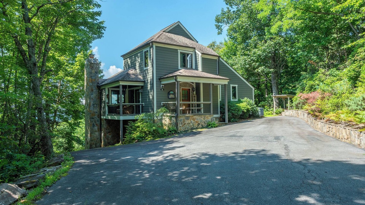 Old Fort House | See Level | Charcoal Grill, Deck & Breathtaking Year-Round Mountain Views!