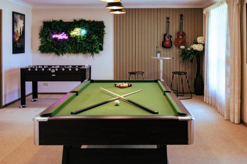 Swan Hill House | Seednest Game room & TropGarden