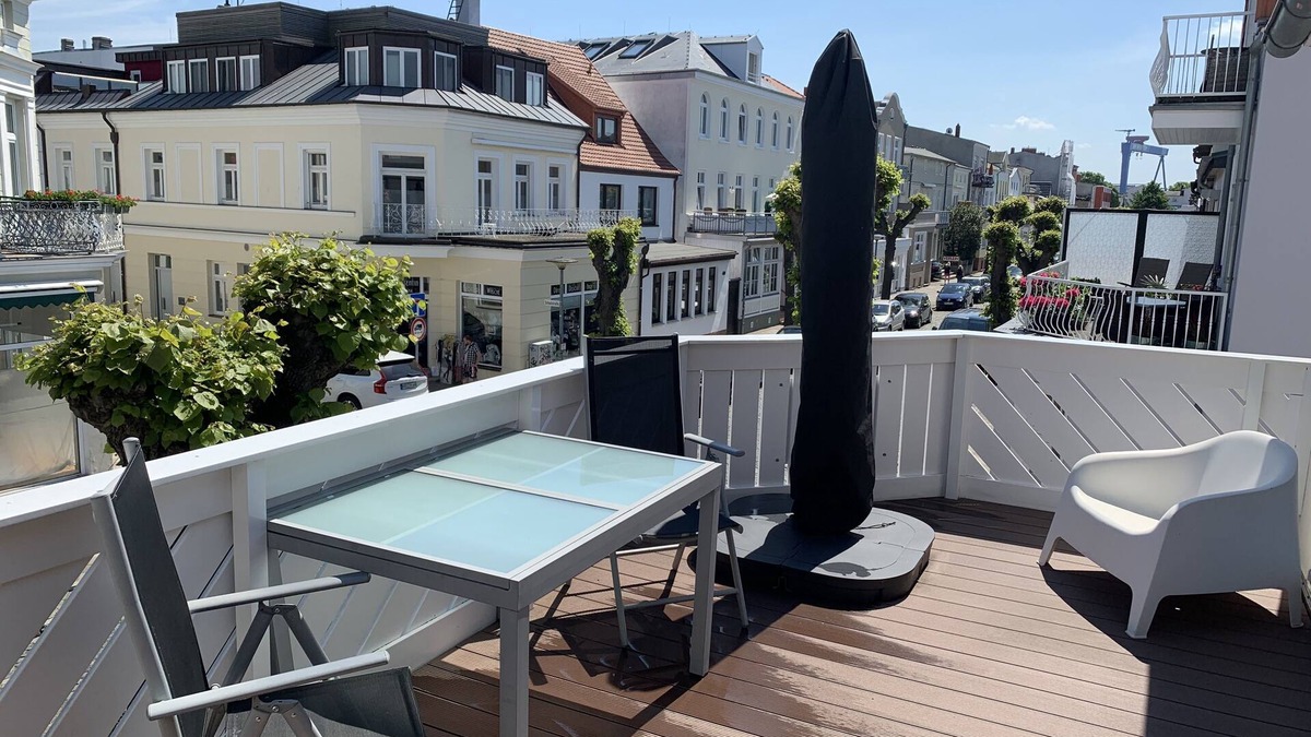 Warnemuende Apartment | "Seelenstreichler" - 54 sqm with large sunny balcony and wood-burning fireplace - central