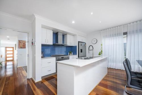 Clyde North House | Selandra Rise - 4 bedroom Private Charm