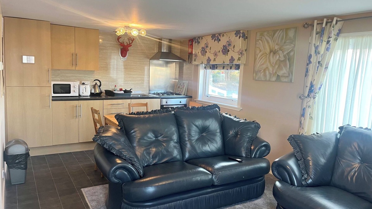 Stepps RV Rental | Self-catering 3 bedroom chalet 5 miles from Glasgow city centre!