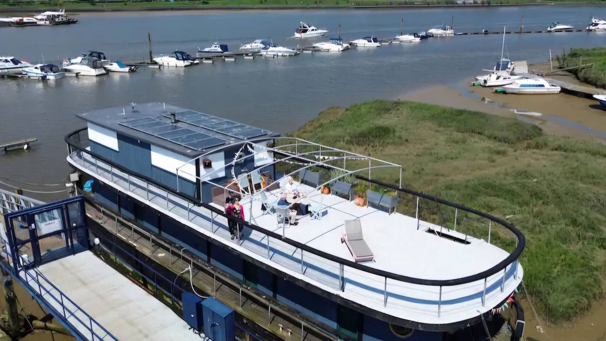 Eccles Boat Rental | Self-catering cabin on a 185 year old wooden Lightship.