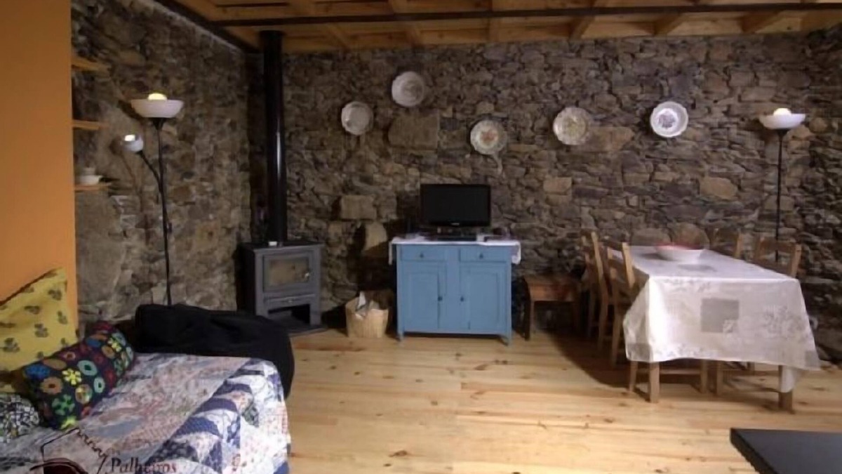 Sabugal e Aldeia de Santo Antonio Cottage | Self catering Palheiros do Castelo for 2 people