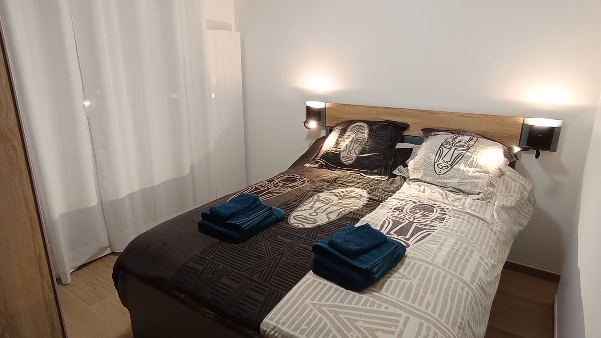 Mouroux Apartment | Self-contained accommodation with outdoor area near various parks